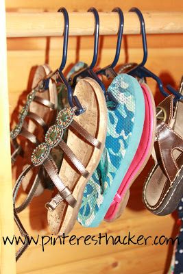 Flip Flop Hanger Organizer Flip Flop Organizer, Flip Flop Storage, Flip Flop Hanger, Organized Spaces, Closet Redo, Camper Organization, Bazaar Ideas, Hanger Organizer, Healthy Lifestyle Habits