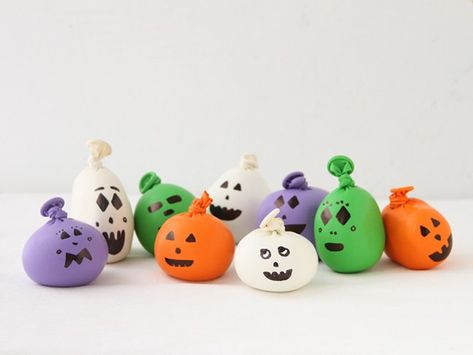 This Halloween kids' DIY is a festive project to get kids excited about the upcoming holiday by making mini balloon pumpkins filled with sand. Diy Halloween Ghost Decorations, Halloween Diy Kids, Diy Halloween Ghosts, Halloween Ghost Decorations, Orange Balloons, Halloween Balloons, Yellow Balloons, Pumpkin Projects, Mini Balloons