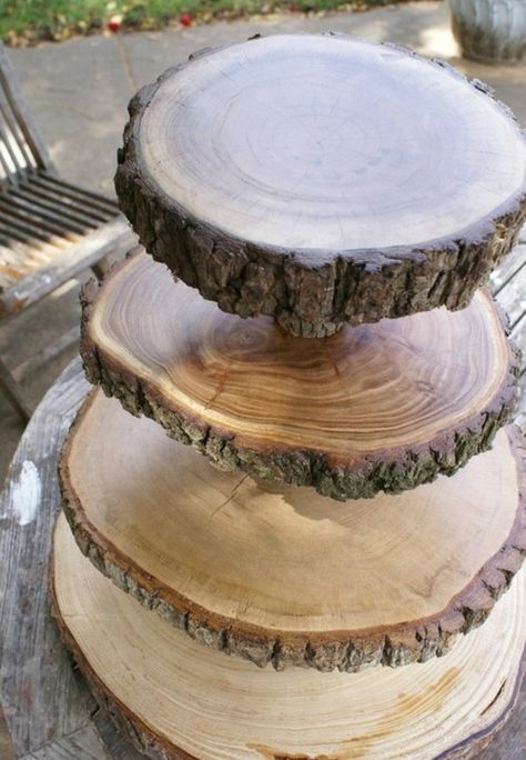 Wedding Cupcakes Rustic, Rustic Cupcakes, Cupcake Stand Wedding, Deco Champetre, Tree Slices, Deco Originale, Diy Holz, Cupcake Stand, Wedding Cupcakes