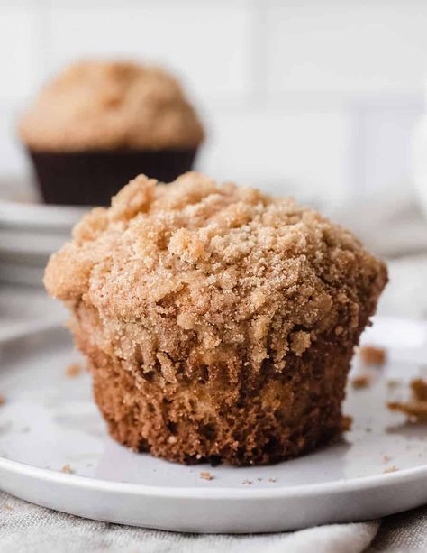 Close up of banana crumb muffin on a white plate Banana Cinnamon Muffins, Banana Crumb Cake, Crumb Muffins, Crumb Cake Recipe, Banana Crumb Muffins, Special Breakfast, Banana Muffin Recipe, Homemade Muffins, Banana Dessert