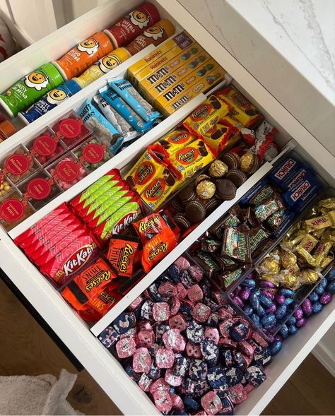 Essen, Organisation, Snack Cart, Snack Station, Snack Organizer, Sleepover Food, Junk Food Snacks, Yummy Comfort Food, Snack Bar