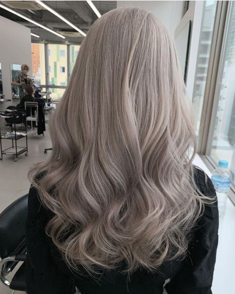 Korean Ash Grey Hair, Dust Ash Hair, Champagne Grey Hair, Milktea Hair Colour, Ash Hair Color Ideas, Milk Tea Blonde Hair, Ash Beige Blonde, Smokey Ash Blonde, Ash Gray Hair