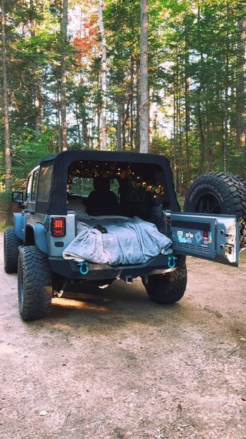 Jeep Car Camping, Jeep Camping Setup, Jeep Wrangler Exterior Ideas, 2 Door Jeep Wrangler Camping, Jeep Sleepover, Jeep Wrangler Rubicon Interior, Jeep Camping Wrangler, Jeep Wrangler Ideas, Wrangler Camping