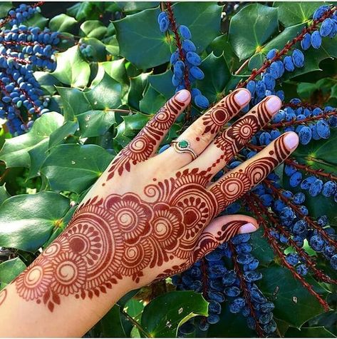 Follow for more @jjameel456 👈👈👈👈👈👈 Simple One Sided Mehndi Designs, Mendi Design For Back Hand, Back Side Henna Design, Side Hand Mehndi Designs, Mehendi On Back Hand, Cute And Simple Mehendi Designs, Mehendi Designs For Hands Back Side, Mehendi Designs Back Side, Mehndi Back Side