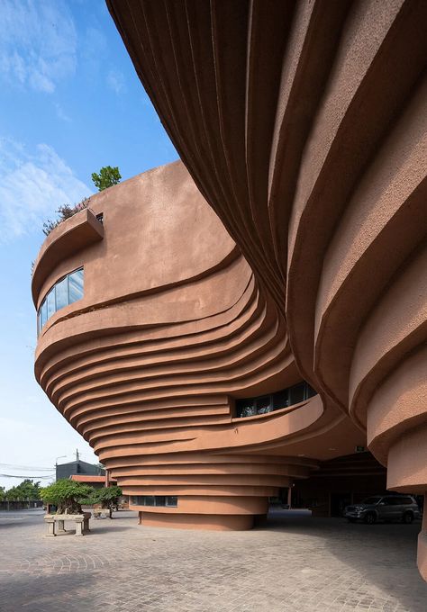 1+1>2 architects' pottery museum rises like a canyon in bat trang Architecture On A Slope, Museum Exterior Design, Pottery Architecture, Museum Design Architecture, Curved Architecture, Museum Of The Future, Museum Exterior, Museum Concept Architecture, Canyon Architecture