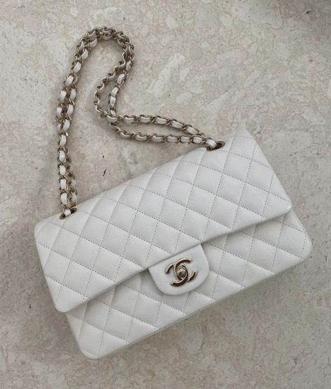 White Chanel Bag, Chanel Handbags Classic, Chanel Classic Flap Bag, Trendy Purses, Classic Flap Bag, Girly Bags, Classic Handbags, Luxury Purses, Fancy Bags