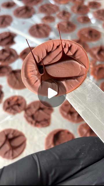 Piped Chocolate Decorations, Brownies Plating Ideas, Chocolate Garnish Decoration, Chocolate Art Decoration, Chocolate Decorations For Cake, Chocolate Garnish Ideas, Chocolate Decoration Ideas, Vintage Chocolate Cake, Chocolate Glaze Cake