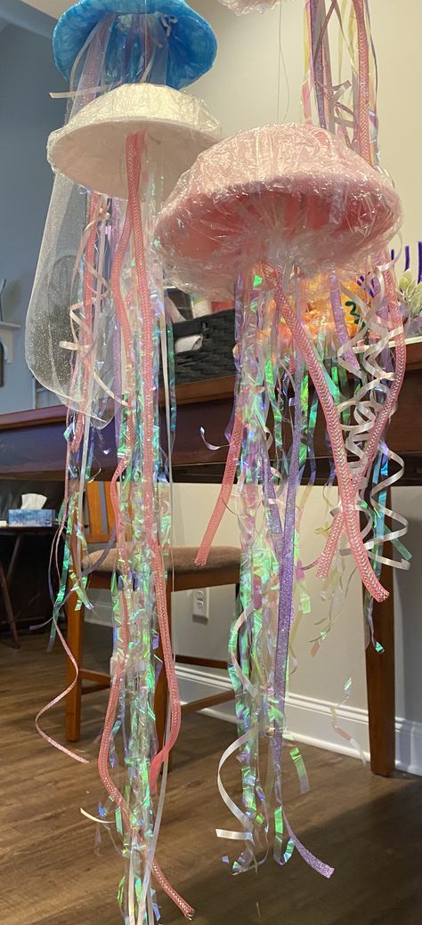 Ursula Party Decorations Diy, Recycled Jellyfish Craft, Homemade Jellyfish Decoration, Hanging Jellyfish Decor Diy, Jellyfish 3d Art, Jelly Fish Craft Diy, Diy Shark Decorations, How To Make Jelly Fish Craft, Floating Jellyfish Craft