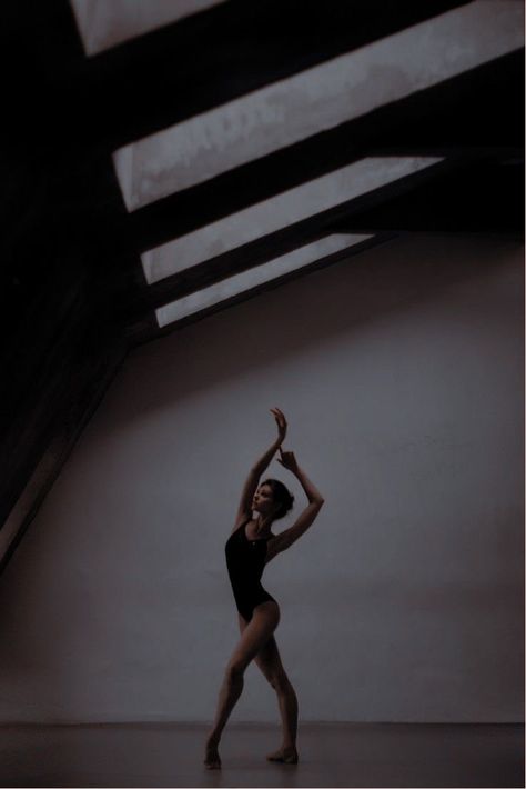 Dancer Goals, Dance Aesthetics, Dancer Lifestyle, Dance Picture Poses, Dance Photo Shoot, Dancer Photography, Ballet Pictures, Dance Photo, Dance Photography Poses