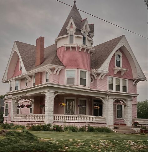 Pink Vintage House Exterior, Victorian Homes Purple, Pink House Design, Croquette House Exterior, Pink Suburban House, Victorian Homes Pink, Pink Victorian House Interior, Kawaii House Exterior, Bloxburg Valentines House