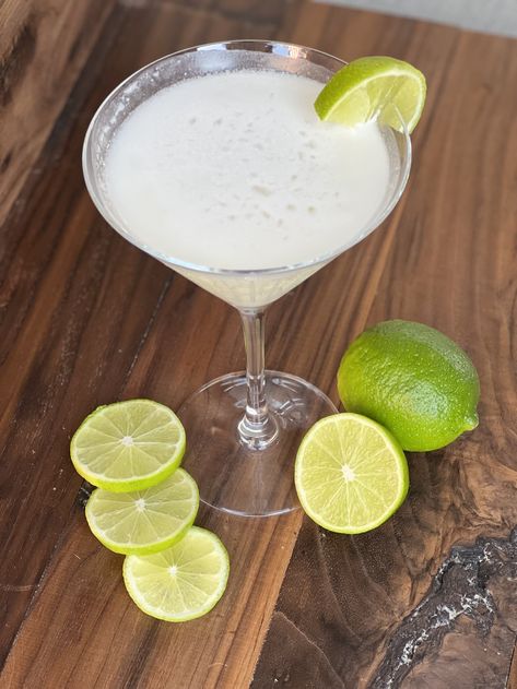 Coconut Rum Martini, Coconut Martini Recipe, Coconut Vodka Drinks, Lime Vodka Drinks, Easy Cocktail Recipes Vodka, Lime Martini, Coconut Martini, Martini Recipes Easy, Key Lime Martini