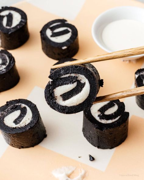 Oreo Sushi · i am a food blog Oreo Sushi Recipe, Oreo Sushi Roll Recipe, Dessert Sushi Rolls, Oreo Sushi Roll, Oreo Roll Cake, Oreo Deserts, Oreo Snacks, Oreo Sushi, Oreo Roll