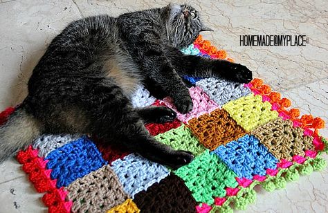 Make it ! Granny Cat Mat Cat House Outdoor, Crochet Cat Bed, Crochet Cat Toys, Cat Pad, Knitting For Charity, House Outdoor, Cat Blanket, Lovely Cat, Crochet Decoration