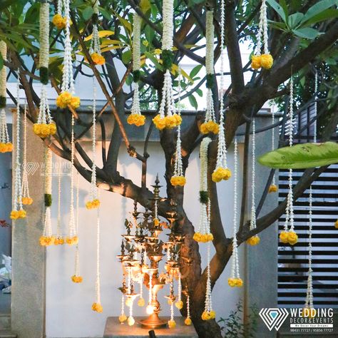 Haldi Ambience Decor, Mayun Decor, Ambience Decor, Haldi Decoration Ideas, Tree Hanging Decor, Small Wedding Decor, Wedding Settings, Mandir Decoration, Haldi Decor