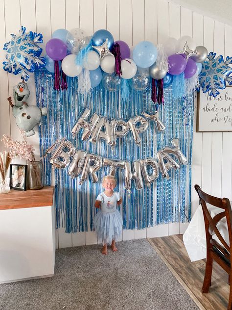 3rd Birthday Elsa Theme, Elsa Theme Party Ideas, Easy Frozen Birthday Decorations, Disney Frozen Party Decorations, Frozen Birthday Theme Ideas, Frozen Back Drop Ideas, Third Birthday Frozen Theme, Frozen One Year Old Party, Frozen Five Birthday