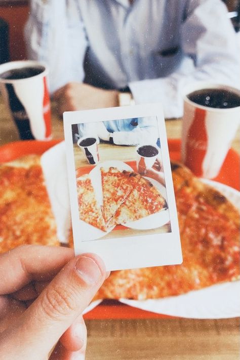 Aesthetic Pizza Pictures, Pizzeria Aesthetic, Pizza People, Pizza New York, Vintage Vibes Retro, Pizza Station, Nyc Pizza, Reheat Pizza, Vintage Aesthetic Retro