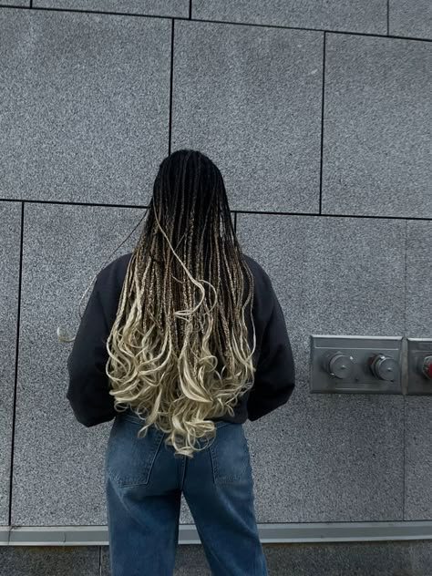 Back view of black to blonde ombré curled tips box braids Ombre French Curl Braids, Blonde French Curl Braids, Ombre Braids, Braids Ombre, French Curl Braids, Braids French, Curl Braids, City Girl Aesthetic, Aesthetic Blonde