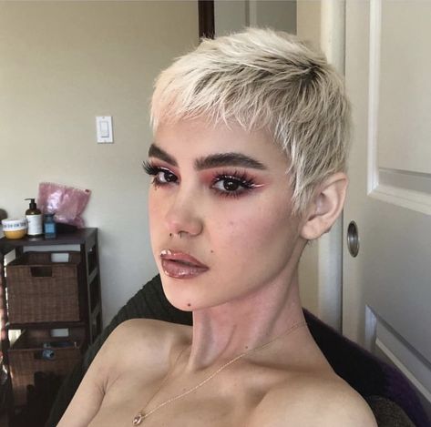 Short Buzzed Hair, Buzzed Hair Women, Short Punk Hair, Short Blonde Pixie, Buzzed Hair, Short Sassy Hair, Super Short Hair, Haircut Inspiration, Punk Hair