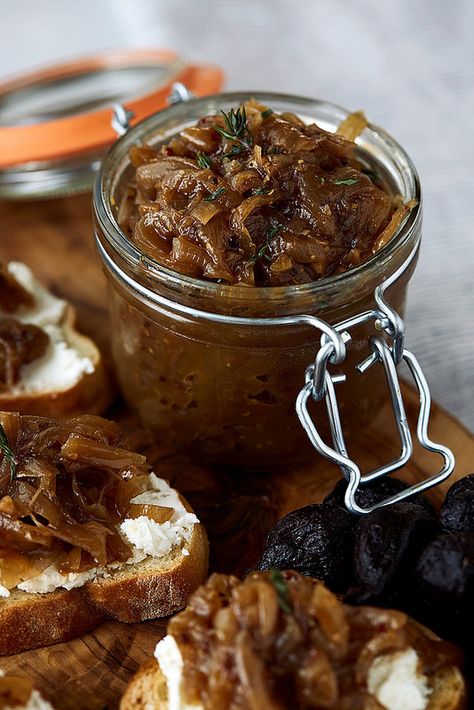 Caramelized Onion Jam - Tasty Yummies Paleo Jam, Onion Jam Recipe, Balsamic Vinegar Chicken, Onion Jam, Bacon Jam, Jam Recipe, Vegetable Drinks, Homemade Jam, Jams & Jellies