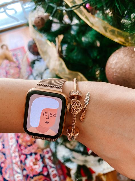 Apple Watch Pandora Bracelet, Rose Gold Apple Watch Band Ideas, Apple Watch And Pandora Bracelet, Bracelet And Apple Watch, Apple Watch Outfits Women, Rose Gold Watch Outfit, Apple Watch Style Women, Apple Watch Outfit, Apple Watch Rose Gold