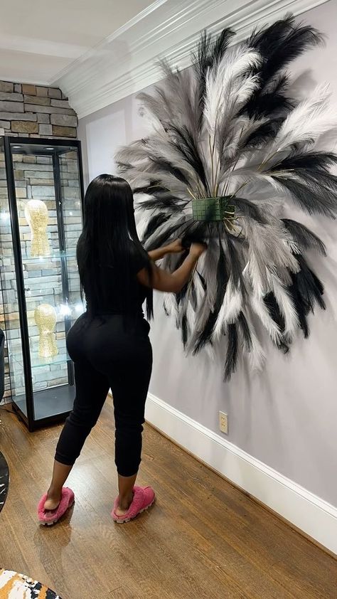 Feather Decor Living Room, Hair Salon Photo Wall, Black And White Beauty Room, Braider Salon Suite Ideas, Salon In Home, Salon Loft Decor Ideas, Makeup Room Ideas Decor, Salon Waiting Room, Salon Suite Ideas