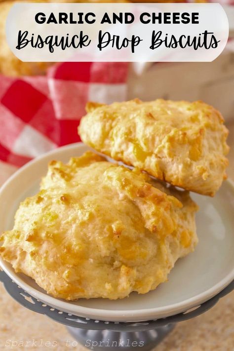 These Garlic and Cheese Bisquick Drop Biscuits are so easy to make as they combine Bisquick, cheese, milk, and garlic powder to make these super flavorful biscuits in just 22 minutes. They are the perfect side to every meal! Bisquick Drop Biscuits, Bisquick Inspired Recipes, Garlic Cheese Biscuits, Bisquick Biscuits, Buttermilk Biscuits Easy, Drop Biscuits Recipe, Easy Biscuit Recipe, Bisquick Recipes, Drop Biscuits