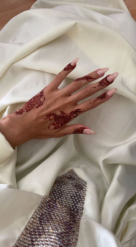 Henna Designs Classy, Henna Designs Hand Aesthetic, Aesthetic Hand Tattoos For Women, Henna Fingertips, Khaliji Henna Design, Henna Bridal Designs, Henna Inside Hand, African Henna Designs, Henna Minimalist