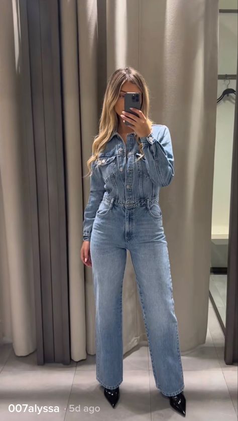 Zara Jeans Jumpsuit, How To Style A Jean Jumpsuit, Denim Jumpsuit Winter, Denim Jumpsuit Outfit Fall, Denim Jumpsuit Outfit Casual, Jeans Jumpsuit Outfit, Zara Denim Jumpsuit, Jean Jumpsuit Outfit, Jumpsuit Outfit Fall