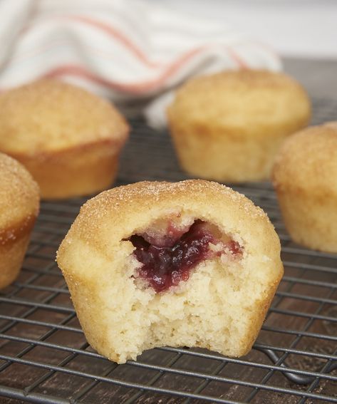 Jam-Filled Doughnut Muffins - Bake or Break Doughnut Muffins, Donut Muffins, Sweet Breakfast Treats, Taiwan Food, Filled Muffins, Muffin Tin Recipes, Homemade Muffins, Baking Muffins, Chocolate Chip Muffins