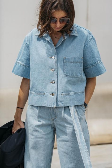 Fashion Week 2024, Trendy Swimwear, Double Denim, The Best Street Style, Best Street Style, Denim Details, 가을 패션, Cool Street Fashion, Ripped Denim