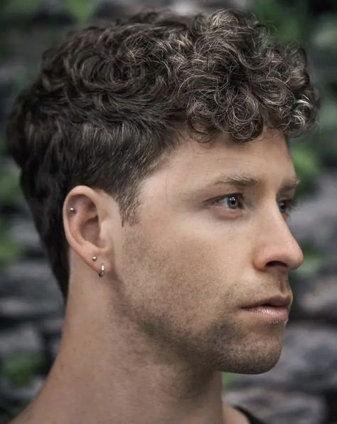 Curly Hairstyles With Highlights, Hair Highlights Men, Highlights Men, Hairstyles With Highlights, Mens Short Curly Hairstyles, Undercut Curly Hair, Long Curly Hair Men, Mens Hairstyles Curly, Men's Curly Hairstyles