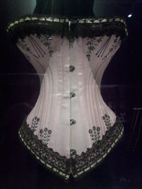 Victorian corset, at Barcelona Design Museum. Victorian Corsets, Antique Corset, Edwardian Corsets, Barcelona Design, Barn Door Closet, 1880s Fashion, Victorian Corset, Corset Pattern, Vintage Corset