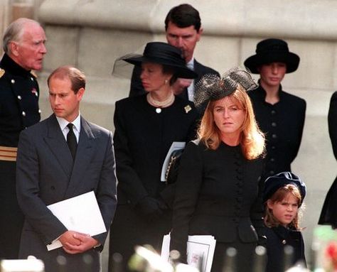 Prince Edward, princess Ann and Sarah Duchess of York. Sept 1997 Princess Diana Images, Princess Diana Funeral, Princesa Anne, Diana Funeral, Sarah Duchess Of York, Princess Diana Photos, Diana Princess Of Wales, Princes Diana, Charles And Diana