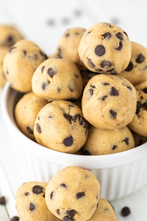 These raw cookie dough bites are eggless and made with heat treated flour, making them the perfect bite-sized treat for your sweet tooth. #cookiedoughbites #rawcookiedough #cookiedough #bitesizeddessert | chiselandfork.com Keto Balls Peanut Butter, Safe Cookie Dough, Keto Balls, Cookie Dough Bites Recipe, Peanut Butter Protein Balls, Peanut Butter Muffins, Raw Cookie Dough, Low Carb Peanut Butter, Keto Chocolate Chips