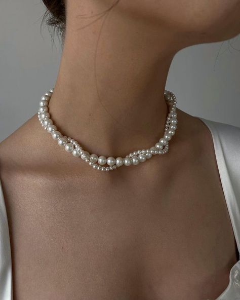 Diy Necklace Pearl, Pearl Choker Diy, Trendy Pearl Choker Jewelry, Elegant Handmade Pearl Choker Necklace, Handmade Pearl Beaded Choker Necklace, Pearl Necklace Diy, Pearl Embellished Beaded Choker Necklace, Diy Pearl Necklace, Handmade Pearl Necklace