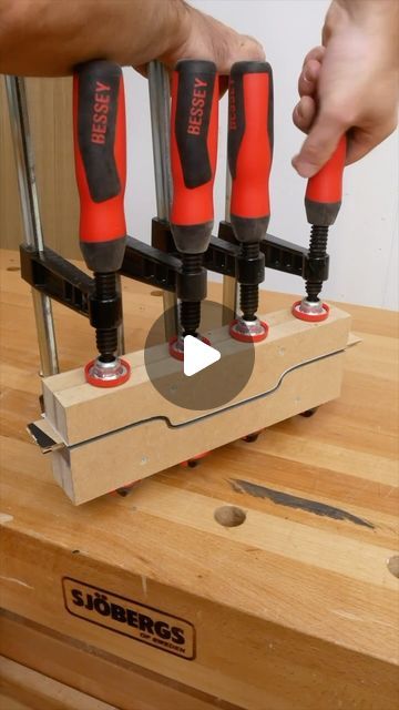 Aurélien on Instagram: "Make your own furniture plywood handles in a couple of hours, you need only :  A mould made out of MDF,  few edge band veneer cuts off,  wood glue,  Bessey clamps   and lets do it ! If you want to see another great idea with this technique check out the last video from @robax.bois , he use also this method for a great purpose.   I used titebond ultimate 3, and I left the clamps for 2 hours, that’s enough, but if you want to secure the bonding, leave under pressure overnight.   The more your veneer is thin the more you can reduce the mould angle radius (thin = more flexibility)  Veneer is from Finsa." Plywood Handles, Bessey Clamps, Wood Veneer Projects, Plywood Art, Plywood Edge, Flexible Wood, Plywood Design, Plywood Projects, Wood Craft Projects