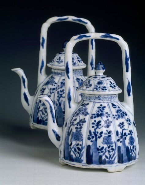 Chinese export porcelain tea pots and covers, beehive form, c. 1700, Kangxi reign, Qing dynasty - SOLD Chinese Pot, Teapots Unique, Art Chinois, China Blue, White Dishes, White Pottery, Coffee Pots, Chinese Export, Teapots And Cups