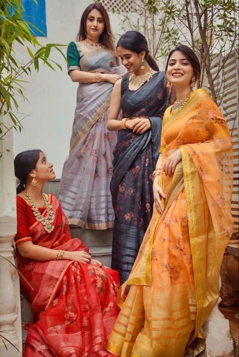 Saree Poses With Friends, Farewell Sarees Colleges, Farewell Poses, Saree Hacks, Traditional Day, Farewell Sarees, Saree Pose, Bridesmaid Poses, Saraswati Puja