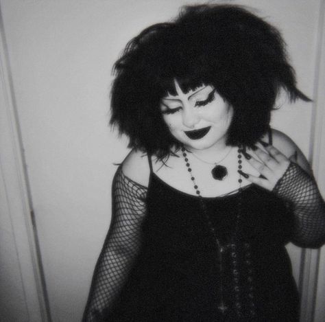 Plus Size Trad Goth, Henrietta Biggle, Goth People, Trad Goth Makeup, Goth Stuff, Plus Size Goth, Goth Subculture, Trad Goth, Alt Makeup