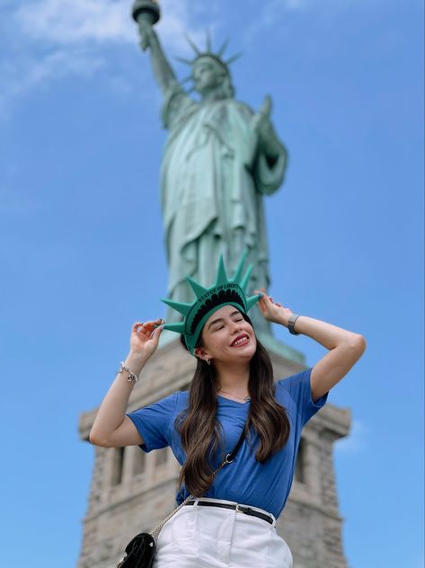 New york city picture idea - Statue of Liberty Statue Of Liberty Picture Ideas, Statue Of Liberty Pictures, Statue Of Liberty Photo Ideas, Statue Of Liberty Photoshoot, Statue Of Liberty Outfit, Statue Of Liberty Aesthetic, Nyc Poses, Statue Of Liberty Photography, Statue Of Liberty Instagram Pics