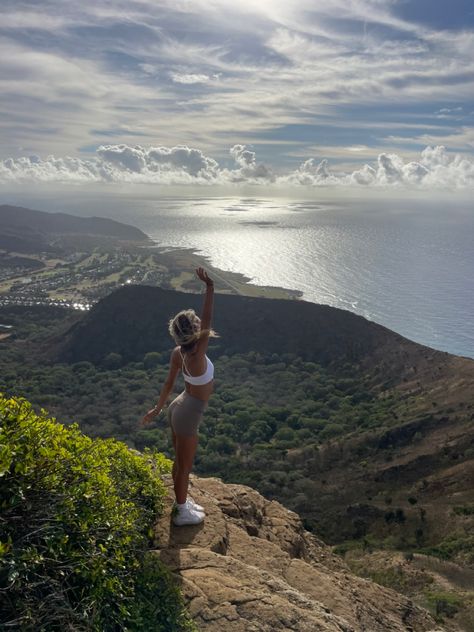 Oahu Hawaii hike views fun activities Hawaii Hikes Oahu, Beach Hike Aesthetic, Cute Hiking Photos, Hawaii Pictures Ideas, Peaceful Summer Aesthetic, Hawaii Inspo Pics, Hawaii Astethic, Hawaii Life Aesthetic, Hawaii Poses