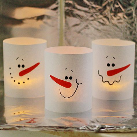 3 Minute Paper Snowman Luminaries by @Amanda Snelson Snelson Snelson Formaro Crafts by Amanda Paper Snowman, Diy Schneemann, Jul Diy, Snowman Crafts Diy, Diy Snowman, Easy Christmas Crafts, Family Crafts, Snowman Crafts, Noel Christmas