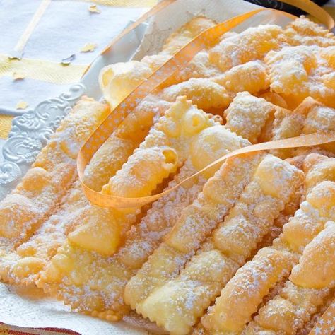 Crispy, bubbly & super addicting Chiacchiere ia a typical food during Mardi Gras or Carnival season in Italy. Kids & adults will adore them! Crostoli Recipe, Italian Carnival, Italian Sweets, Italian Cookie, Italian Cookie Recipes, Italian Recipes Dessert, Recipe Italian, Italian Pastries, Italian Foods