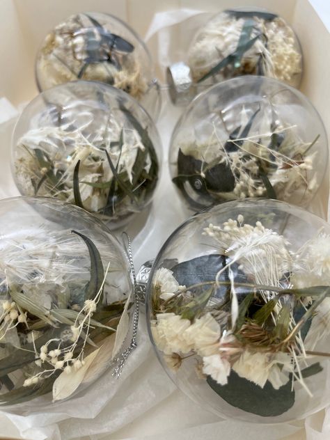 Green Christmas Tree Decor, White Green Christmas Tree, Flowers Ornaments, Handmade Christmas Tree, Christmas Tree Decor, Flower Ornaments, Green Christmas Tree, Christmas Ornament Sets, Resin Flowers