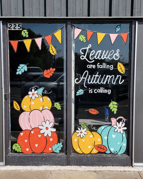 Fall pumpkin window painting Scarecrow Window Painting, Window Chalk Ideas, Turkey Window Painting, Painted Window Display, Fall Window Chalk Art, Thanksgiving Window Painting Ideas, Business Window Painting, Window Painting Spring, Thanksgiving Window Art