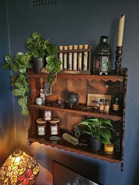 Witchy Shelf Decor Ideas, Shelf Altar Ideas, Witch Altar Shelves, Witchy Shelf Decor, Witch Altar Shelf, Occult Home Decor, Witchy Cottage Core Decor, Witch Aesthetic Office, Wizard Core Bedroom