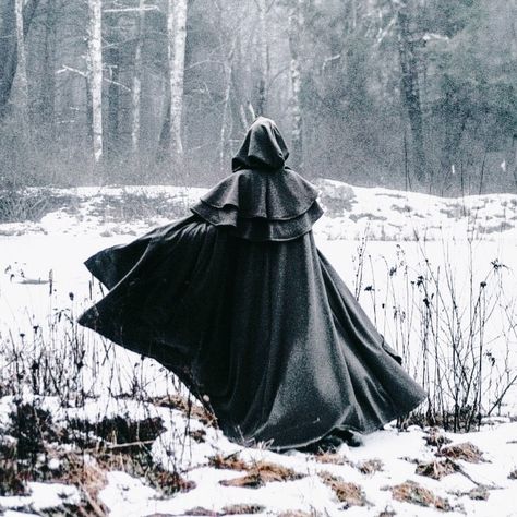 Rachel Maksy, Winter Cloak, Frances Bean Cobain, Dark Fairytale, Medieval Woman, Funny Phone Wallpaper, Witch Aesthetic, Fantasy Aesthetic, Throne Of Glass