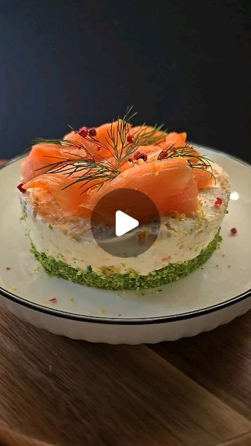 Healthy Snack Platters, Dinner Starter Ideas, Salmon Cheesecake, Salmon Starter, Rose Tart, Salmon Appetizer, Fancy Appetizers, Food Innovation, Appetizer Bites