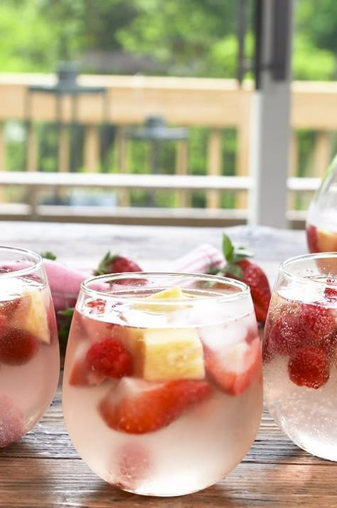 Moscato Sangria Recipes, Thanksgiving Sangria, Moscato Sangria, Fall Sangria Recipes, White Wine Sangria Recipe, Easy Sangria Recipes, Apple Sangria, White Wine Sangria, Mocktail Drinks