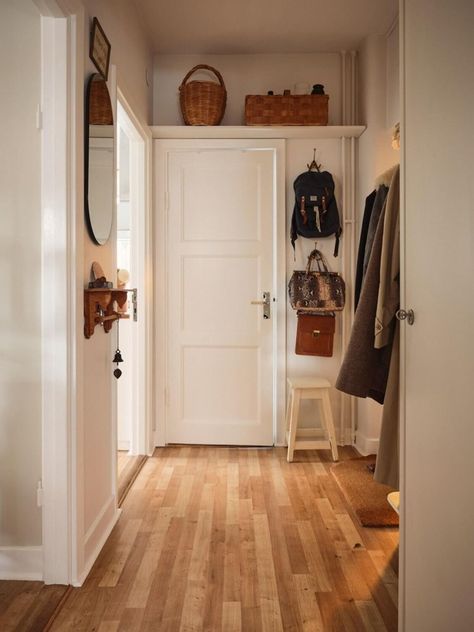 my scandinavian home: A Cosy Small Swedish Apartment With Earthy tones Small Apartment Guest Room, Narrow Entryway Ideas Small Apartment, Small Entryway Styling, Hallway Small Ideas, Nyc Apartment Entryway, Small Entrance Decor, Modern Apartment Entrance, Apartment Entrance Ideas Entryway, Small Hallway Makeover